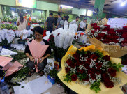Pengrajin Bucket Bunga Mawar Kebanjiran Order Jelang Hari Valentine di Pasar Kembang Rawa Belong