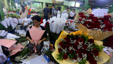 Pengrajin Bucket Bunga Mawar Kebanjiran Order Jelang Hari Valentine di Pasar Kembang Rawa Belong
