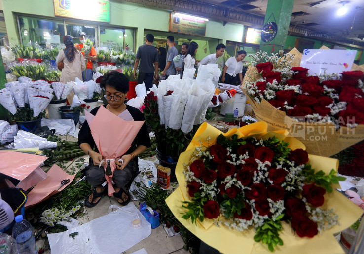 Pengrajin Bucket Bunga Mawar Kebanjiran Order Jelang Hari Valentine di Pasar Kembang Rawa Belong