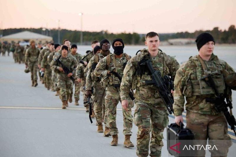 Tentara Angkatan Darat Amerika Serikat Divisi Airborne ke-82 berjalan menuju pesawat udara yang akan bertolak ke Eropa Timur di Fort Bragg, Carolina Utara, Amerika Serikat, Senin (14/2/2022).. (ANTARA FOTO/REUTERS/Jonathan Drake/wsj.)