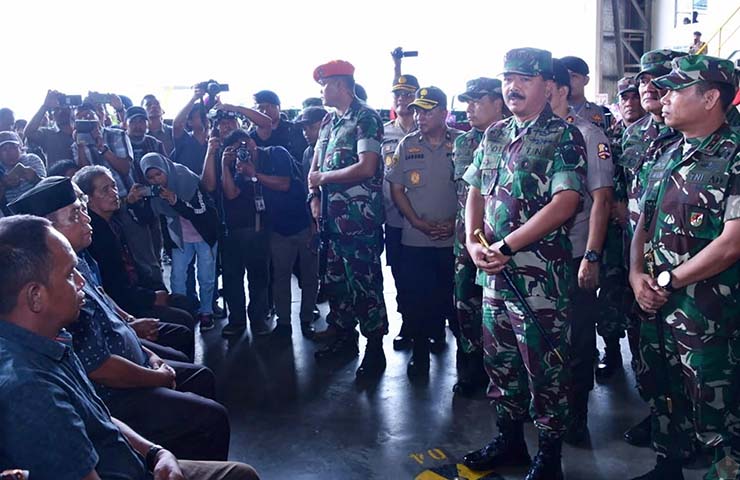 Panglima TNI Marsekal Hadi Tjahjanto bertemu para pekerja Istaka Karya di Papua