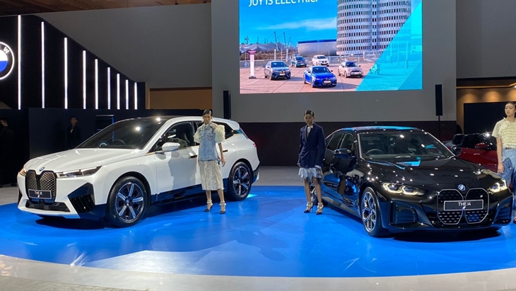BMW Luncurkan Mobil Listrik iX dan i4 di GIIAS 2022