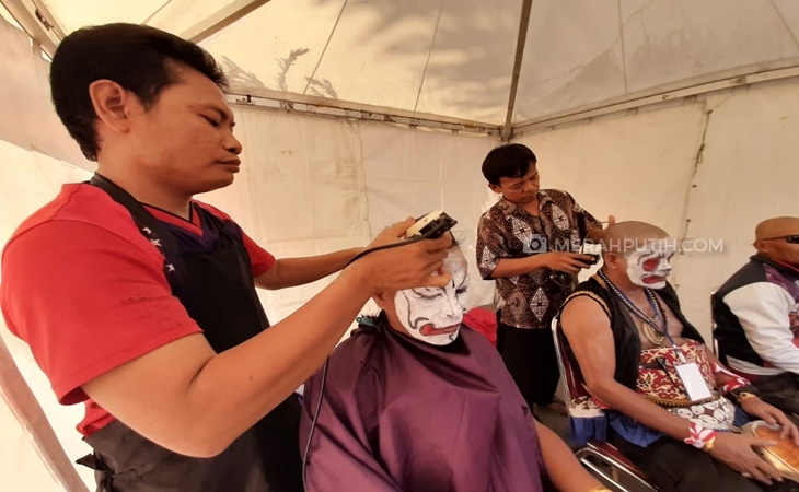  Jokowi-Ma'ruf Resmi Dilantik, Puluhan Relawan di Solo Penuhi Nazar Cukur Gundul