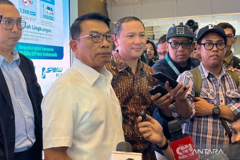Ketua Umum Perkumpulan Industri Kendaraan Listrik Indonesia (Periklindo), Moeldoko (kiri) dan Deputi Bidang Koordinasi Infrastruktur dan Transportasi Kementerian Koordinator Bidang Maritim dan Investasi, Rachmat Kaimuddin (kanan), Selasa (30/4). Foto: ANTARA/Farhan Arda Nugraha