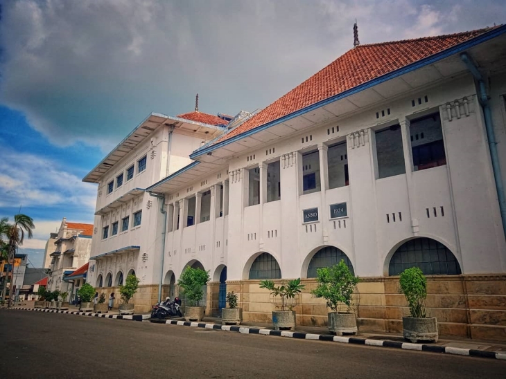 Gedung ini menjadi salah satu titik tempat nongkrong anak muda Cirebon. (Foto: Instagram/rires.me)