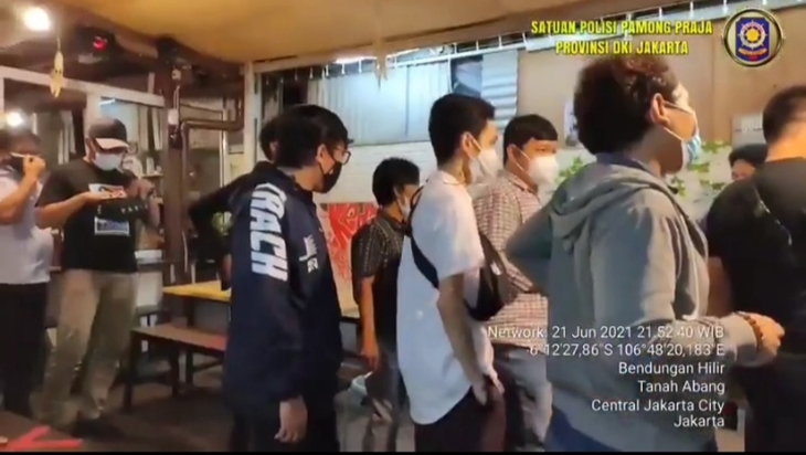 Satpol PP Tutup Kafe Langgar Aturan Jam Malam di Tanah Abang