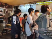 Satpol PP Tutup Kafe Langgar Aturan Jam Malam di Tanah Abang
