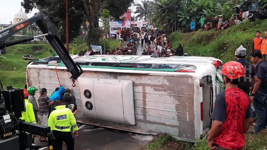 Bus Pariwisata Terguling di Lereng Gunung Lawu, Penumpang Panik Berhamburan Keluar