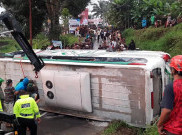 Bus Pariwisata Terguling di Lereng Gunung Lawu, Penumpang Panik Berhamburan Keluar