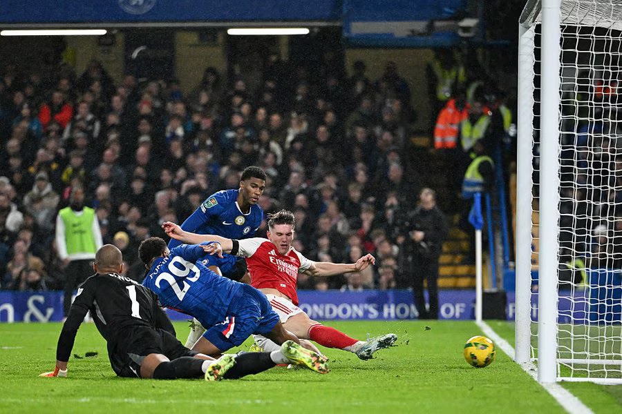 Chelsea Tumbang dari Arsenal, Liam Rosenior Minta Fans tak Salahkan Robert Sanchez