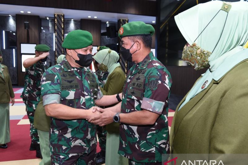 Kepala Staf Angkatan Darat (Kasad) Jenderal TNI Dudung Abdurachman saat berjabat tangan dengan Wakasad baru Mayjen TNI Agus Subiyanto usai memimpin Sertijab Wakasad, di Mabesad, Jakarta, Jumat (4/2/2022). ANTARA/HO-Dispenad