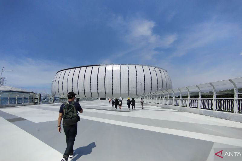 Pengunjung memasuki Jakarta International Stadium (JIS) dari pintu barat, di Ancol, Jakarta Utara, Minggu (13/3/2022). ANTARA/Dewa Ketut Sudiarta Wiguna