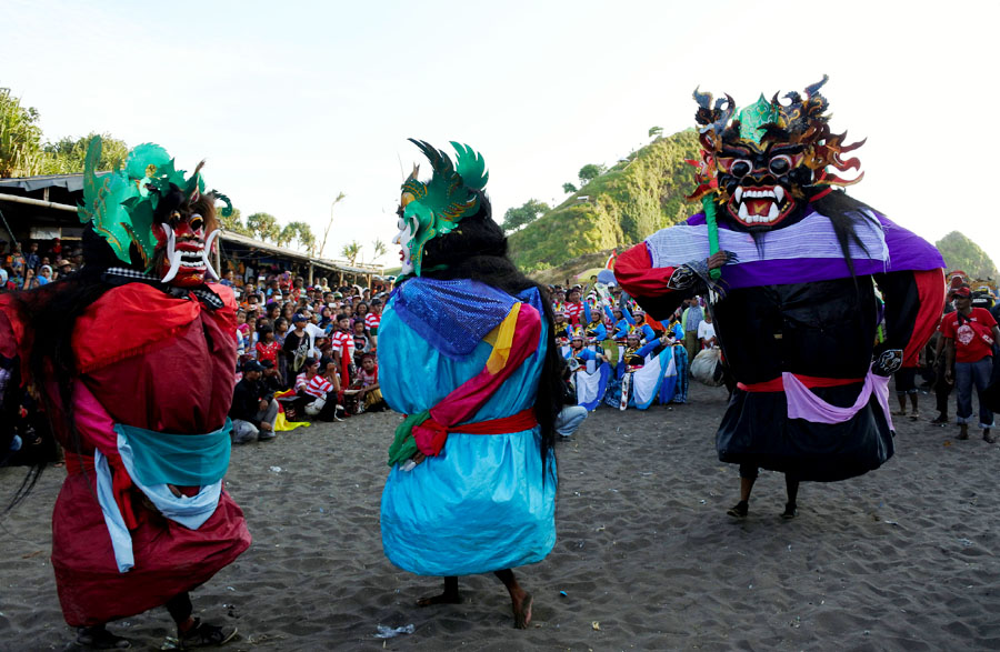 Promosikan Pantai Payangan, Ratusan Seniman Jember Gelar 
