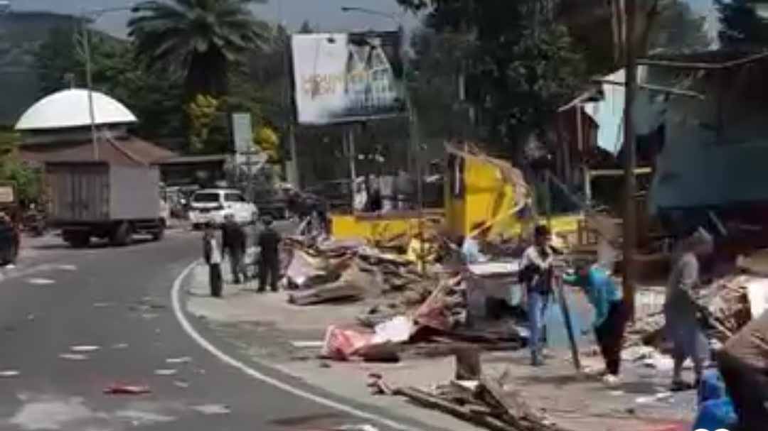 Bapak-Bapak Diduga Pemilik Lapak di Puncak Sundul Petugas Saat Ditertibkan