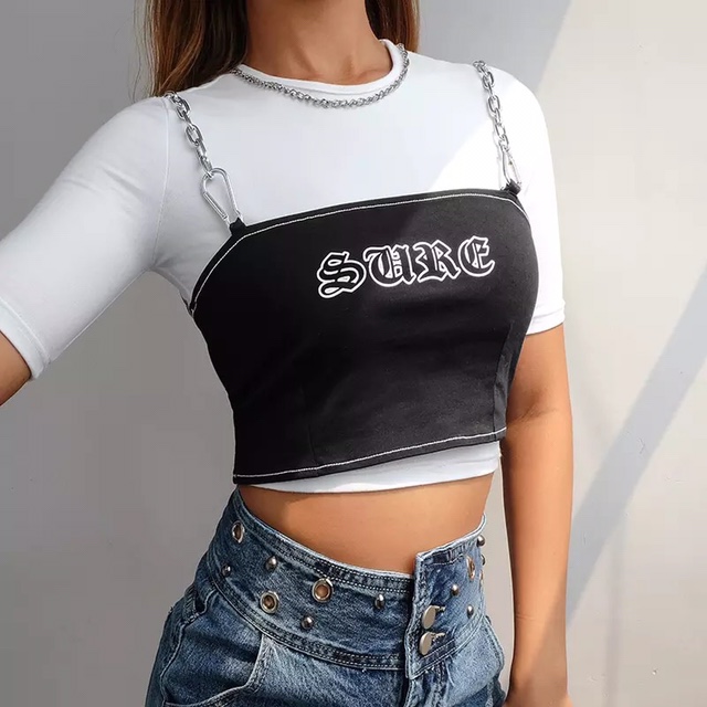 Cro top dengan ornamen rantai mampu memberikan kesan grunge yang menarik. (Foto Depop)