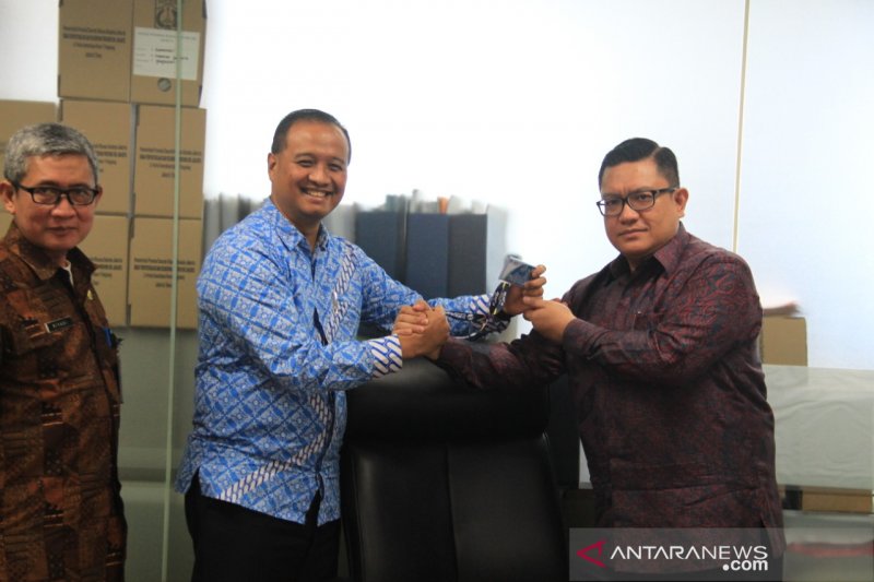 Dirut Transjakarta yang baru Donny Andy Saragih (kanan) berfoto dengan mantan Dirut Transjakarta Agung Wicaksono (kiri), Kamis (23/1/2020). (ANTARA/HO-humas TransJakarta)