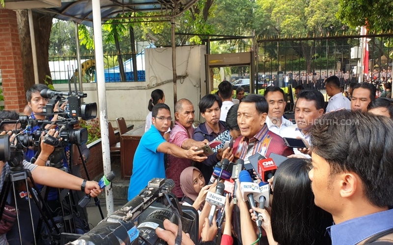 Menko Polhukam Wiranto memberikan keterangan pers kepada para jurnalis di Gedung KPU, Jakarta Pusat (MP/Ponco Sulaksono)