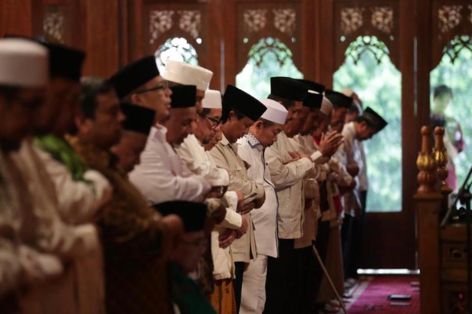 Prabowo Subianto bersama para ulama dan petinggi Badan Pemenangan Nasional (BPN) Prabowo-Sandi meresmikan sebuah Masjid bernama Nurul Wathan di Padepokan Garuda Yaksa, Hambalang, Bogor, Jawa Barat.