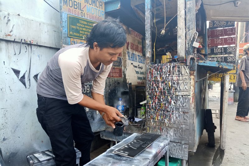 Perluasan Ganjil Genap Bawa Berkah buat Pedagang Plat Nomor Kendaraan
