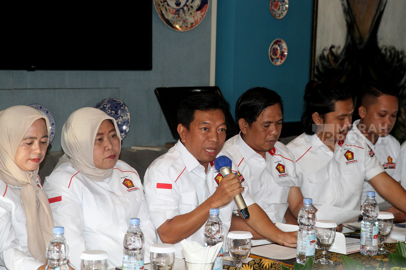 Sekretaris Umum Lembaga Advokasi Hukum Indonesia Raya DPP Partai Gerindra Munathsir Mustaman (tengah), bersama TIM Lembaga Advokasi Hukum Indonesia Raya dan TIM Pemenangan Pasangan Cagub-Cawagub Ridwan Kamil - Suswono (Rido) menyampaikan keterangan pers, di Jakarta, Sabtu (7/12/2024).