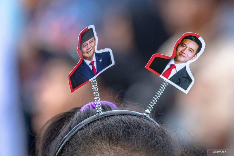 Warga mengenakan bando rambut dengan hiasan pasangan Capres-Cawapres nomor urut 2, Prabowo Subianto-Gibran Rakabuming Raka, saat kampanye akbar Kirab Kebangsaan di Semarang, Jawa Tengah, Minggu (28/1)