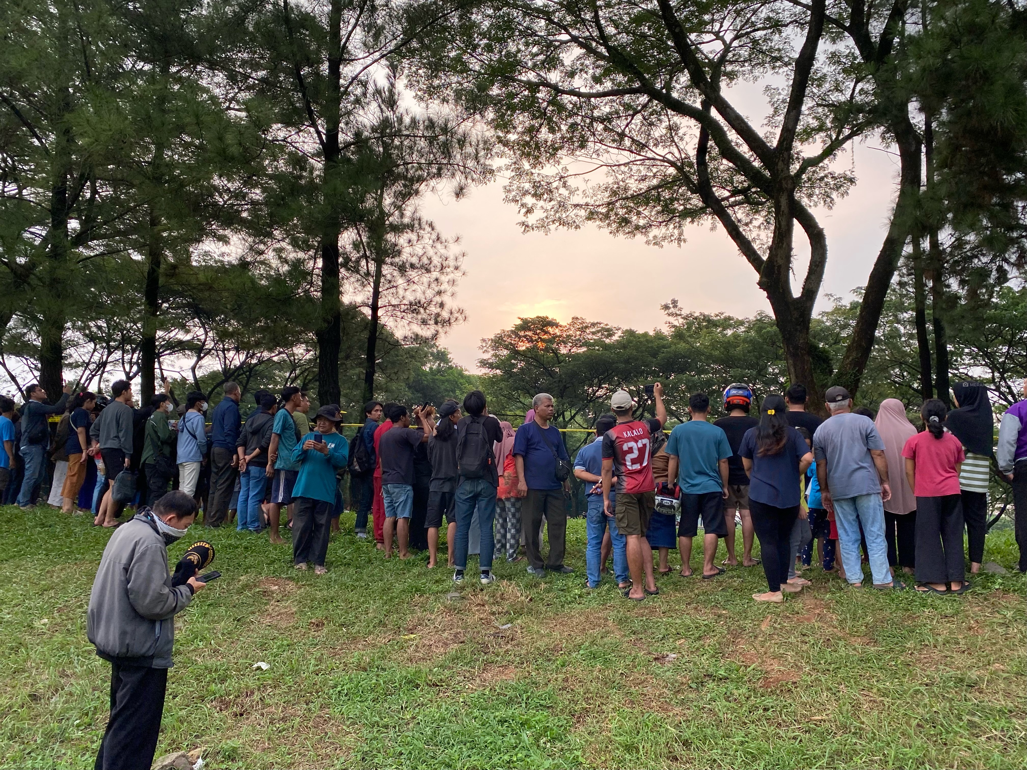 Ngeri Lihat Evakuasi Jasad Pesawat Jatuh di BSD, Warga Tetap Berkerubung
