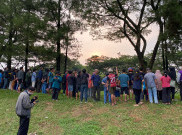 Ngeri Lihat Evakuasi Jasad Pesawat Jatuh di BSD, Warga Tetap Berkerubung
