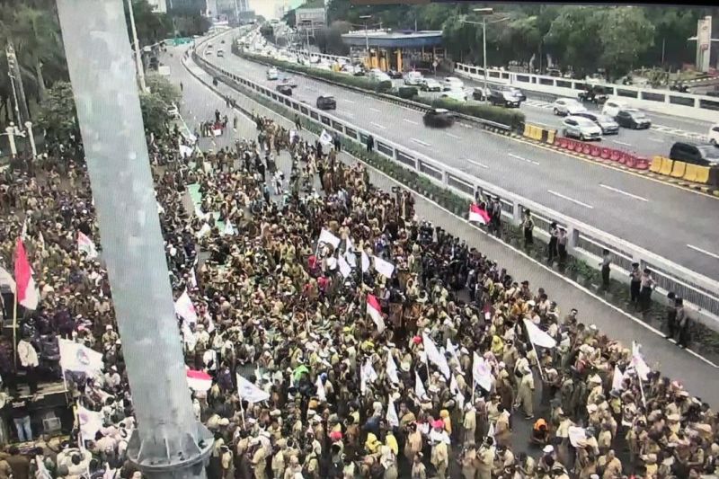 Perangkat Desa Gelar Demo, Polisi Lakukan Rekayasa Lalin di Sekitar DPR