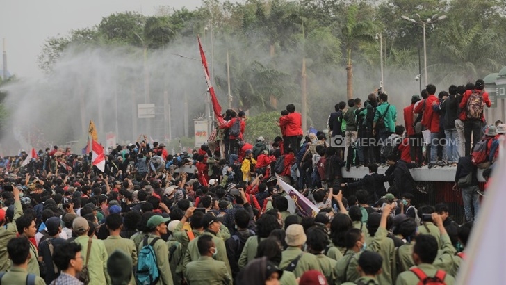 Gas air mata kerap digunakan untuk membubarkan demonstrasi. (foto: MP/Rizki Fitrianto)