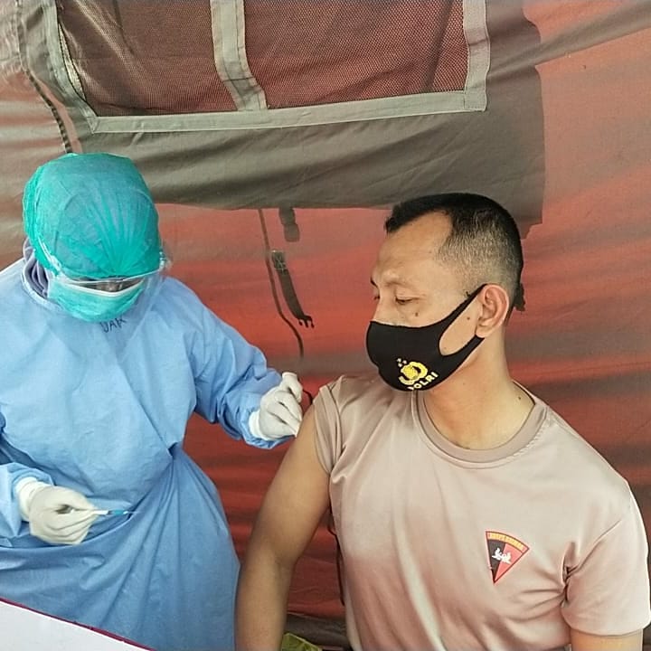 Anggota Polda DIY saat vaksinasi COVID-19 di RS Bhayangkara Yogyakarta. Foto: Instagram RS Bhayangkara Yogyakarta