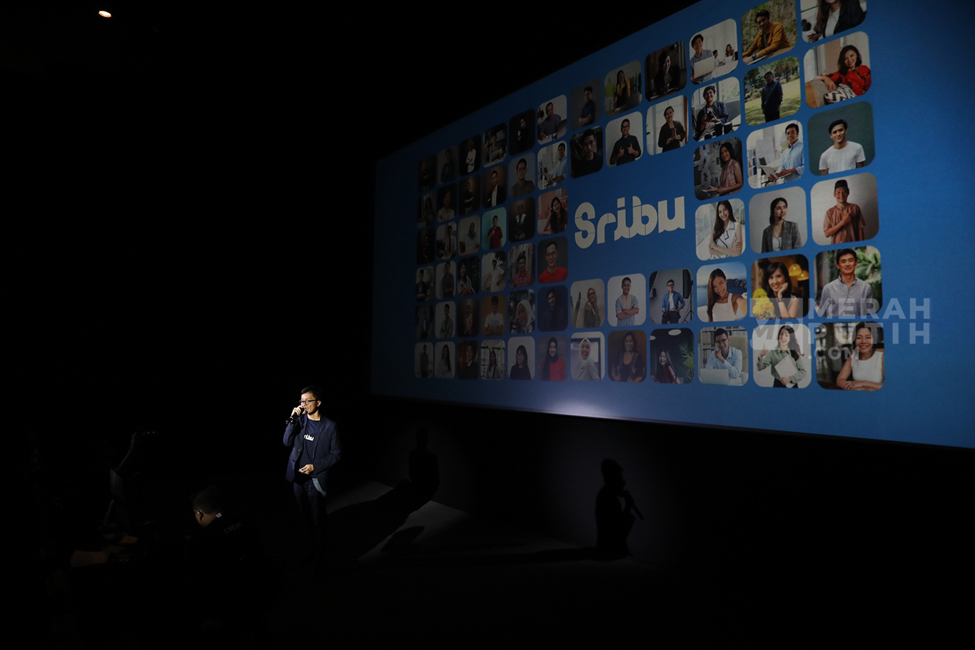 Chief Executive Officer (CEO) dan Founder Sribu Ryan Gondokudumo memberikan pemaparan acara peluncuran Kampanye Nasional, #SribuinAja dan pengumuman SribuFest untuk Merayakan Pencapaian Freelancer Indonesia di Jakarta, Selasa (15/10/2024).