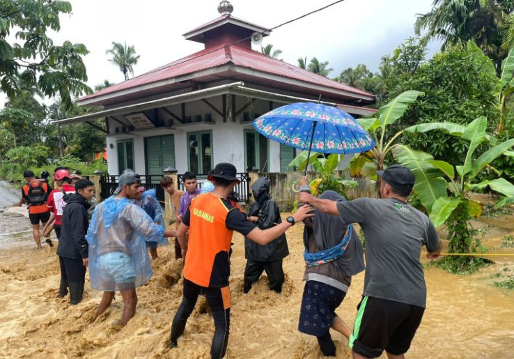 Banjir-Longsor Hantam 13 Kota/Kabupaten, Sumbar Status Tanggap Darurat Hingga 8 Desember