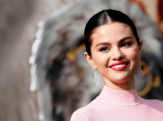 Lewat Pakaian Renang, Selena Gomez Kampanyekan Body Positivity