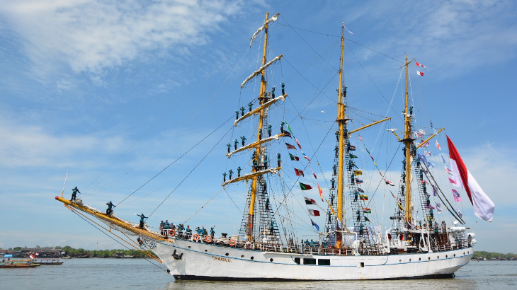 Warga Belawan Sambut Kedatangan KRI Dewa Ruci