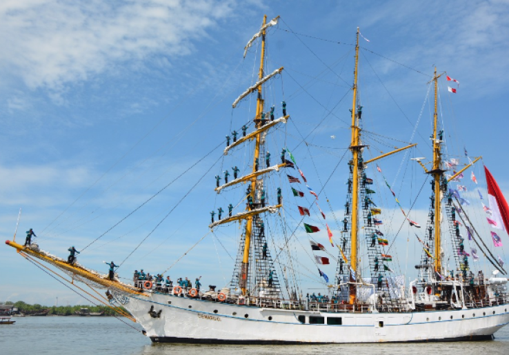 Warga Belawan Sambut Kedatangan KRI Dewa Ruci