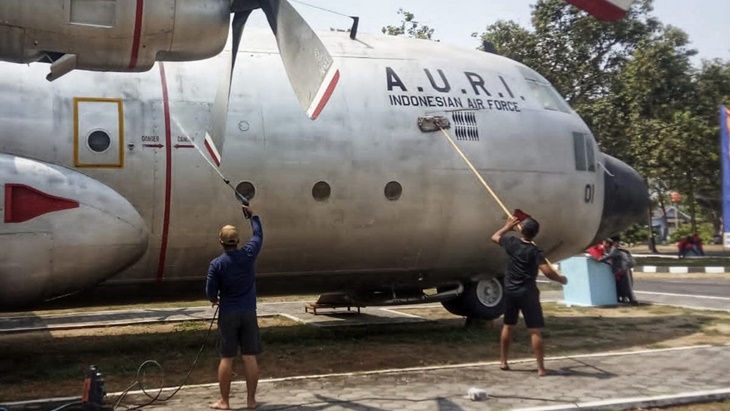 Mencuci Pesawat Hercules C-130 di Museum Pusat TNI AU Dirgantara Mandala