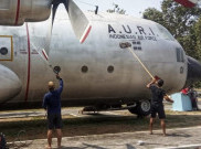 Mencuci Pesawat Hercules C-130 di Museum Pusat TNI AU Dirgantara Mandala
