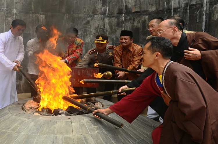 Pancaran Api Dharma Waisak dalam Laku Pradaksina Para Biksu 