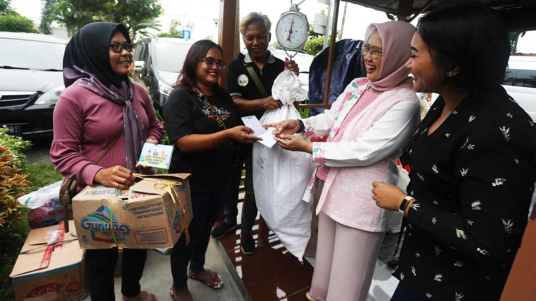 Sinergi Usaha Mikro Perempuan dengan Bank Sampah Perempuan Mikro Tingkatkan Pendapatan