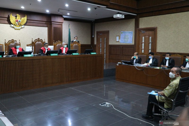 Terpidana kasus cessie Bank Bali Joko Tjandra menjalani sidang pembacaan dakwaan dalam perkara dugaan pemberian suap kepada jaksa dan perwira tinggi Polri serta pemufakatan jahat di pengadilan Tindak Pidana Korupsi (Tipikor) Jakarta, Senin (2/11). (Desca Lidya Natalia)
