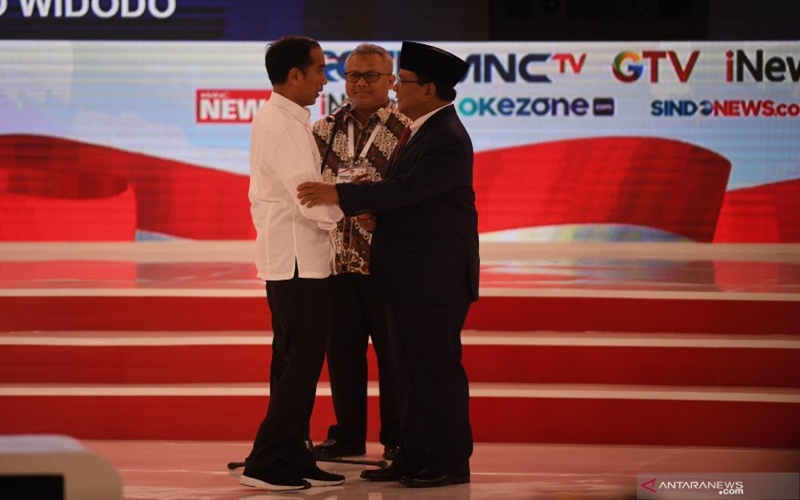 Jokowi dan Prabowo bersalaman sebelum debat kedua capres dimulai (Foto: Antaranews)