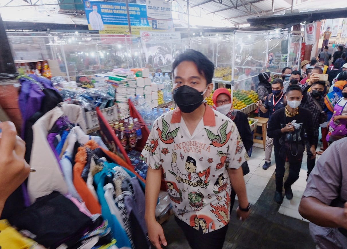Wali Kota Solo, Gibran Rakabuming Raka blusukan di Pasar Klewer dan Pasar Gede terkait persiapan vaksinasi, Jumat (26/2). (MP/Ismail)