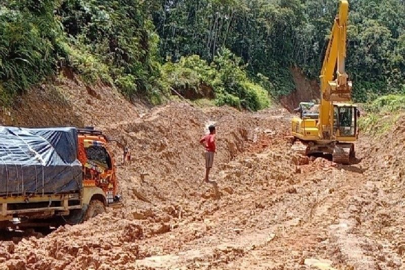 150 Kendaraan Terjebak Kubangan Lumpur di Jalan Trans Papua Ruas Jayapura-Wamena
