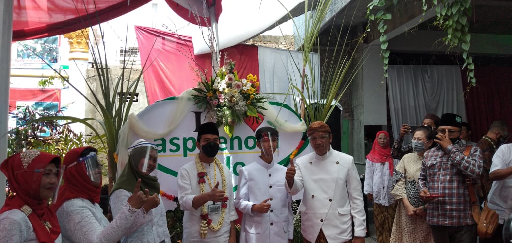 Cawali Gibran Rakabuming Raka jalani ruwatan saat acara silaturahim dengan Asppehorti, Rabu (11/11). (MP/Ismail)