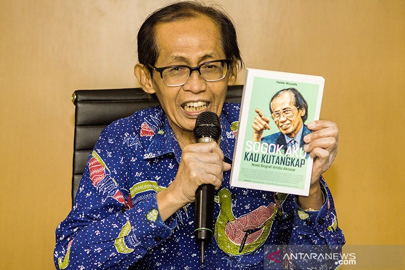Dokumentasi Hakim Agung Kamar Pidana Mahkamah Agung, Artidjo Alkostar, menunjukkan buku tentang dirinya saat konferensi pers di Media Center Mahkamah Agung, Jakarta, Jumat (25/5/2018). ANTARA FOTO/Galih Pradipta