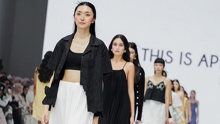 Keanggunan Anggrek Bulan dalam Koleksi Asmaranala This is April di JFW 2025