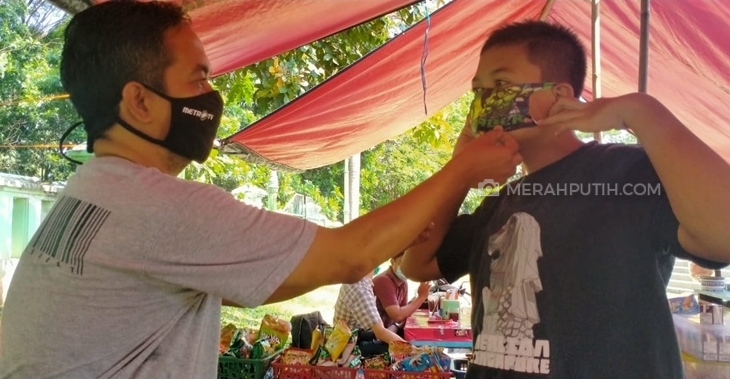 Jurnalis Cirebon bagikan masker berkarakter untuk anak-anak. (Foto: MP/Mauritz)