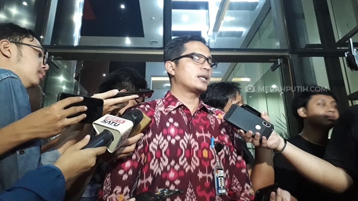 Wakil Ketua KPK Saut Situmorang dan Febri Diansyah. (MP/Ponco Sulaksono)