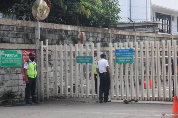 Sejumlah petugas keamanan internal saat berjaga di depan Pabrik Sampoerna Rungkut 2 Surabaya, Kamis (30/04/2020). (ANTARA/Hanif Nashrullah)