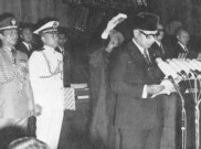 Suharto Menggantikan Sukarno sebagai Presiden Indonesia